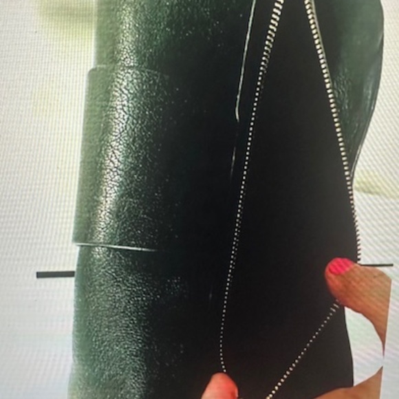 The Versace La Medusa Soft Lamb Leather Bag in size M is a luxurious and stylish - Picture 6 of 16